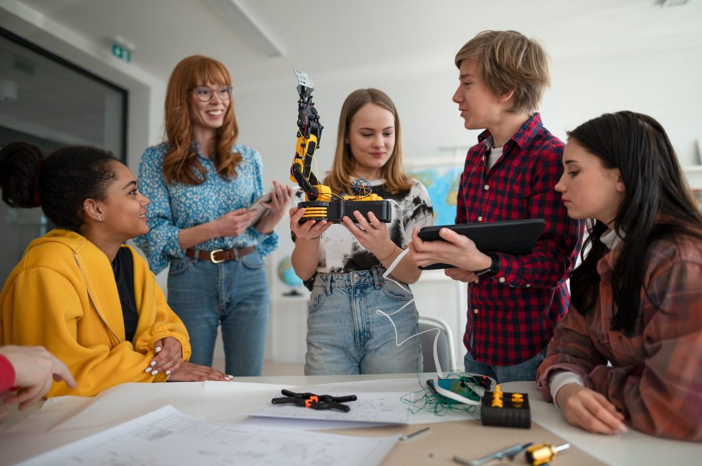 Oppilaat ja opettaja tutkivat yhdessä robottilelua
