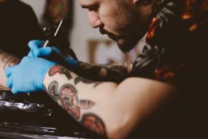 Tatuointialan yrittäjä tekee itselleen mieluista työtä.
